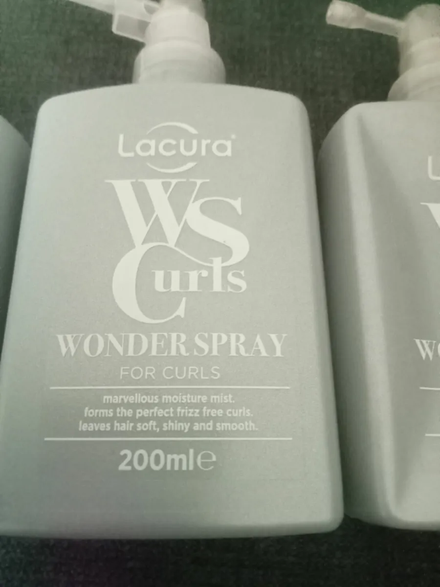 La cura Wonder spray for curly hair. Separates cur