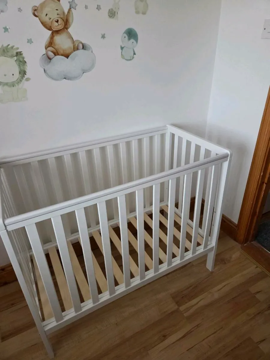 White cot with mattress and bedding - Image 1