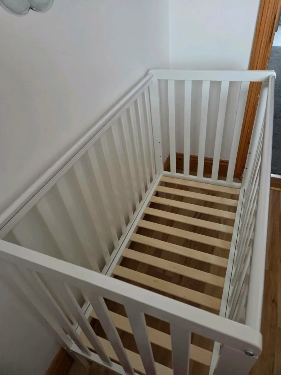 White cot with mattress and bedding - Image 2