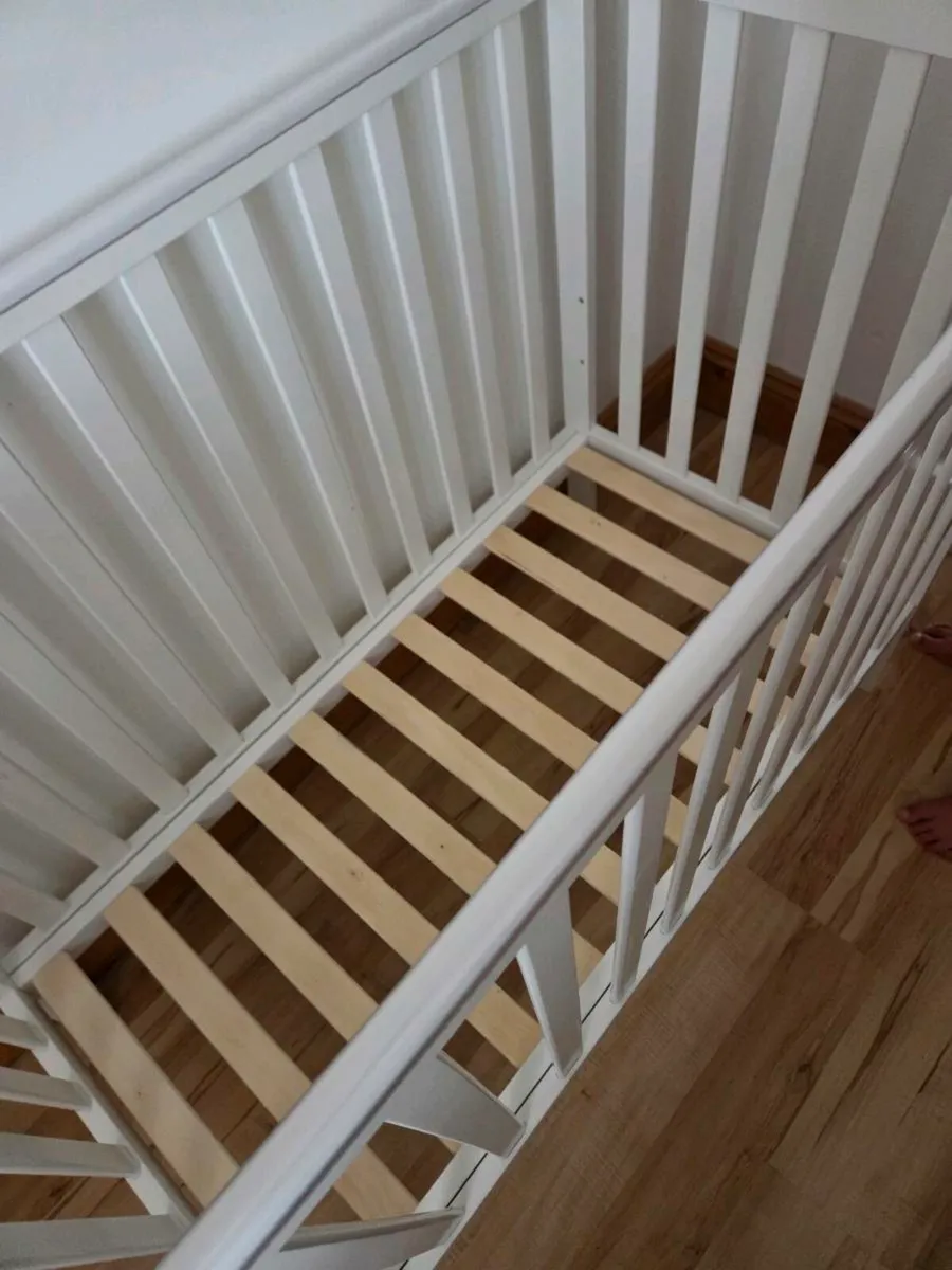 White cot with mattress and bedding - Image 3
