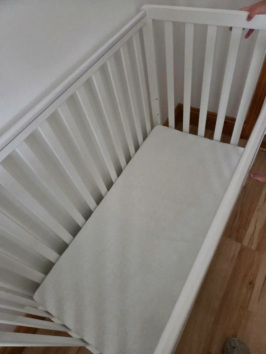 White cot with mattress and bedding - Image 4