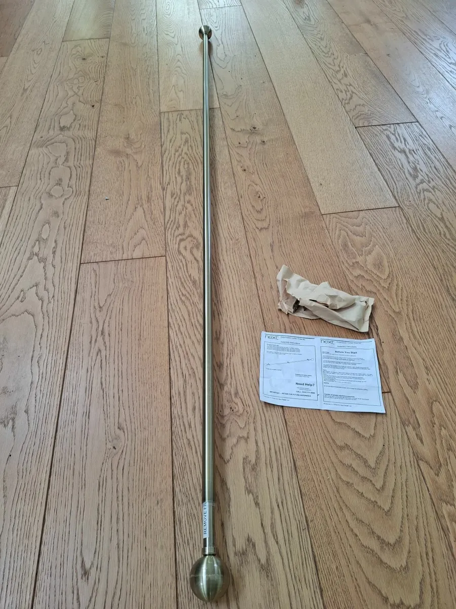 Brass extending curtain pole