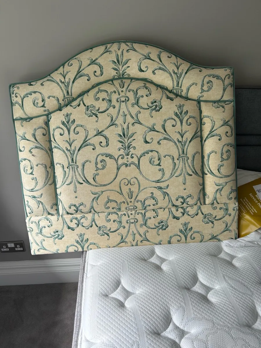 Curtains and matching headboards - Image 1
