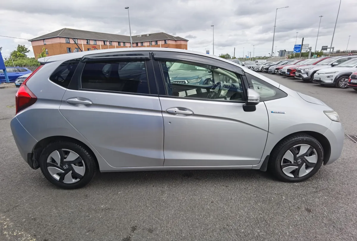 HONDA FIT 1.3 AUTOMATIC PETROL HYBRID - Image 4