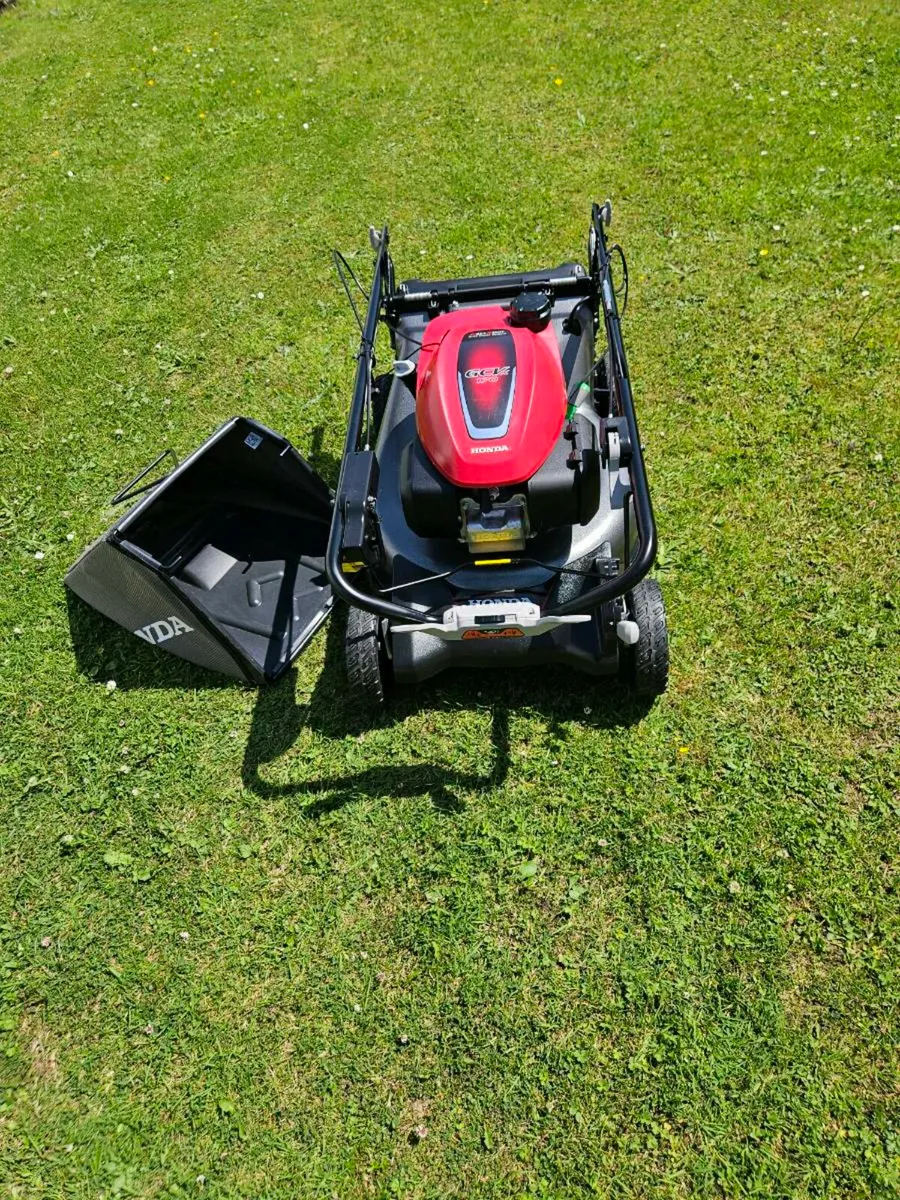 Honda lawn mower hrn 536 self drive 21 inch cut. - Image 1