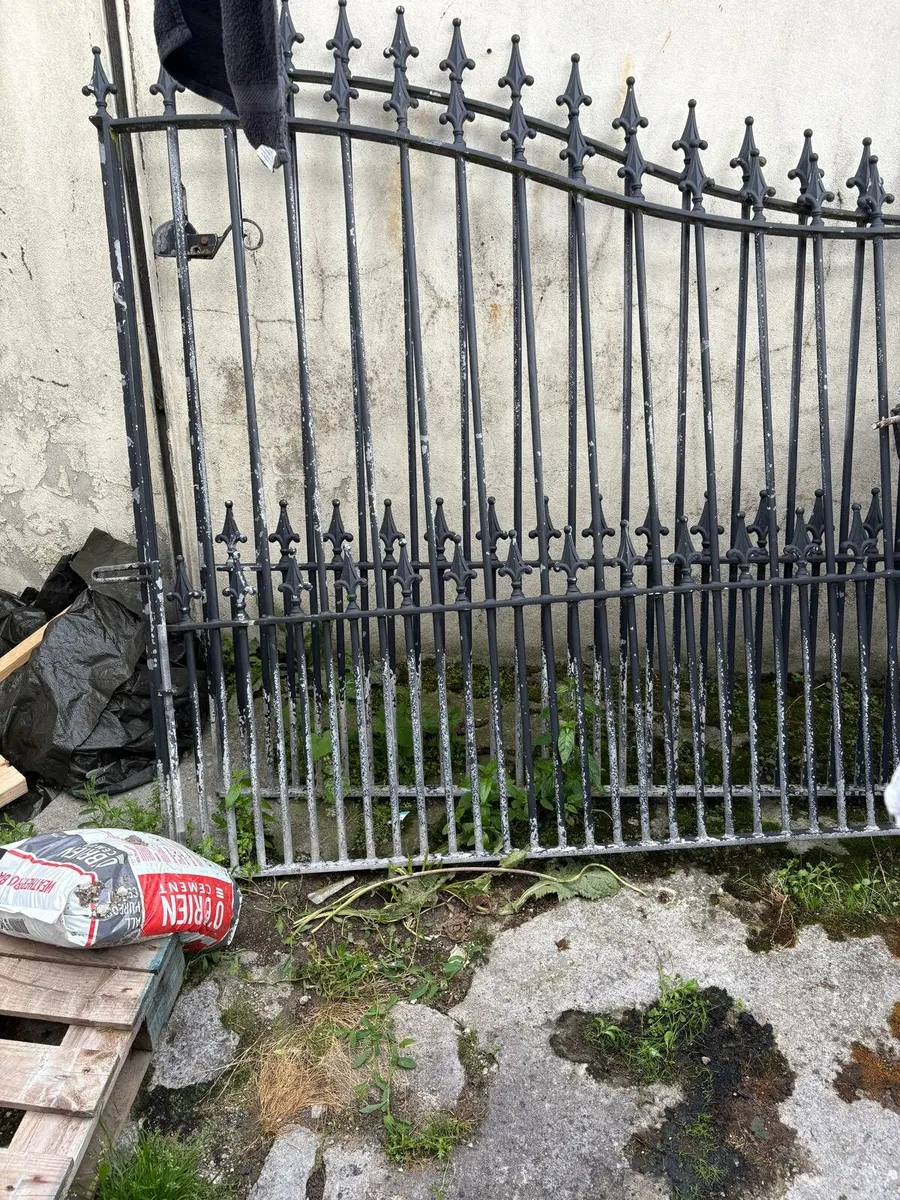 Set of entrance driveway gates - Image 2