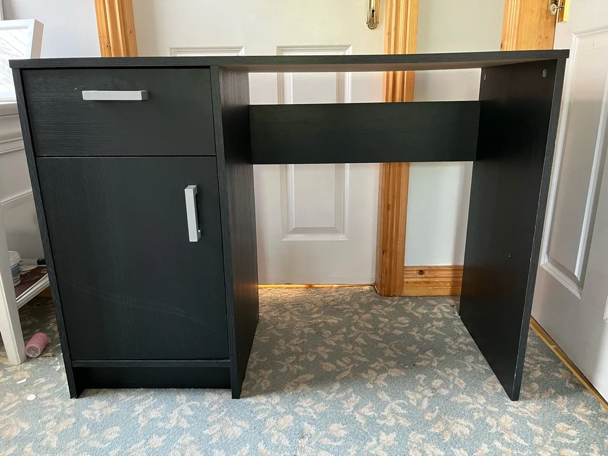 Black desk - Image 1