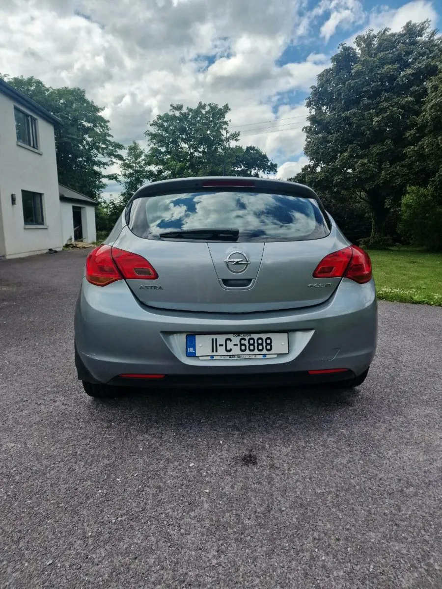 Opel Astra 2011 - Image 2
