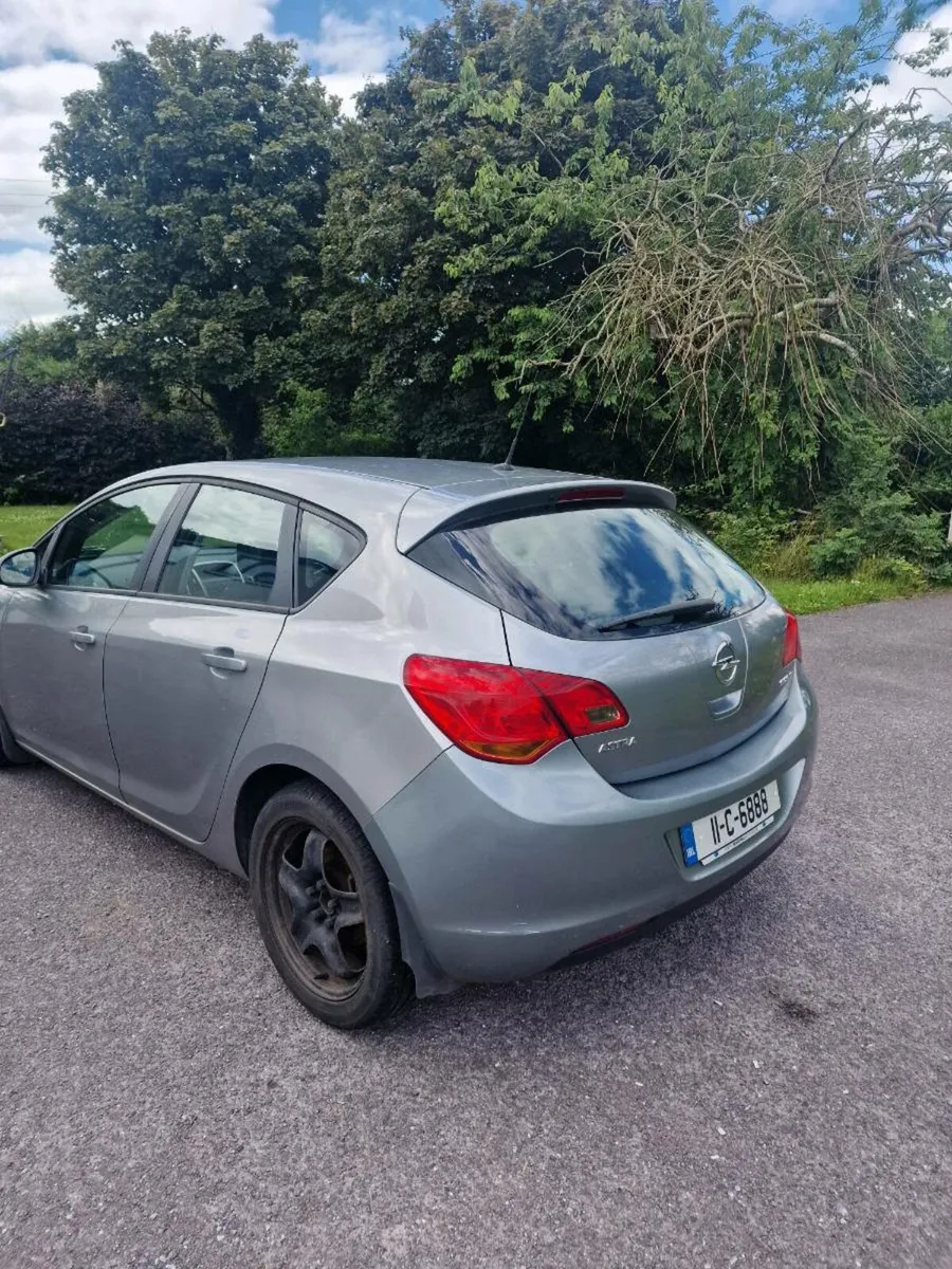 Opel Astra 2011 - Image 3