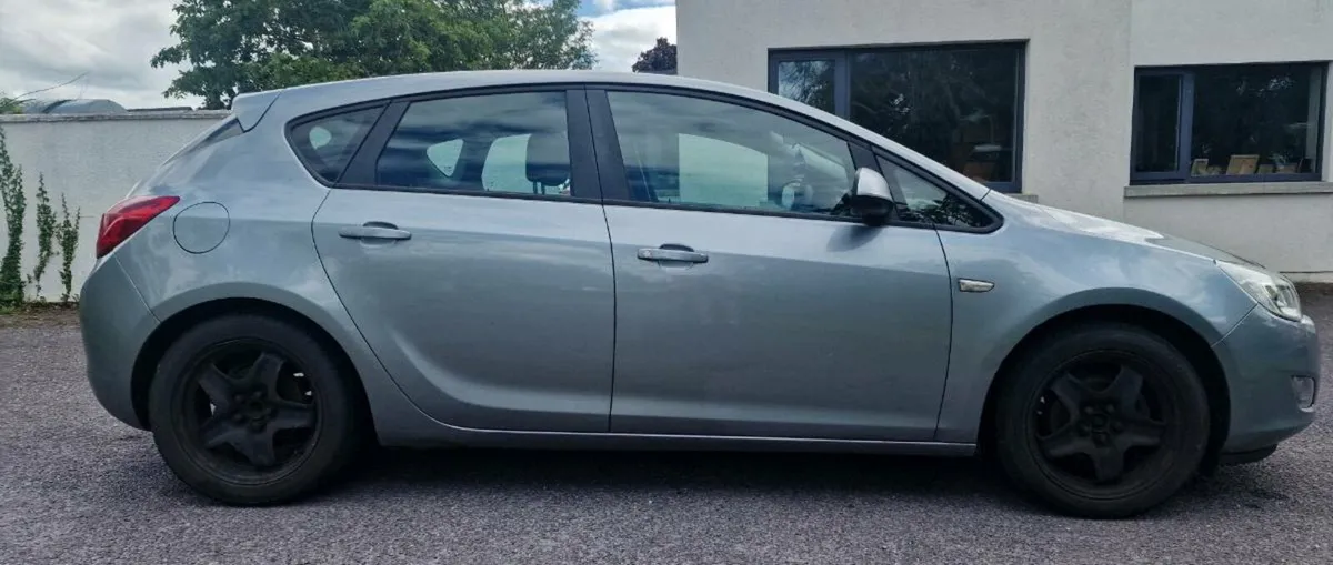 Opel Astra 2011 - Image 4