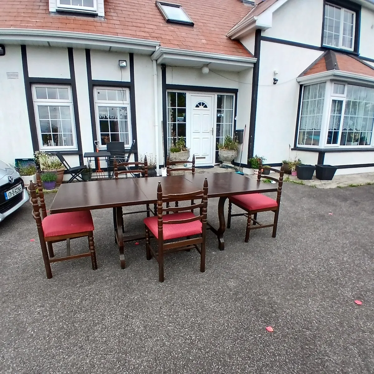 Table plus 5 chairs - Image 1