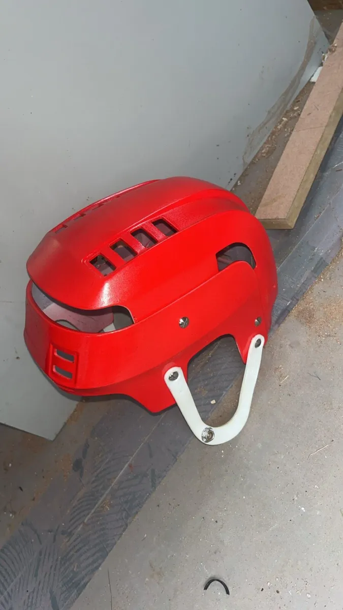 Red hurling helmet - Image 2