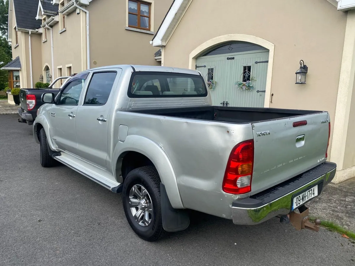 Toyota Hilux invincible - Image 3