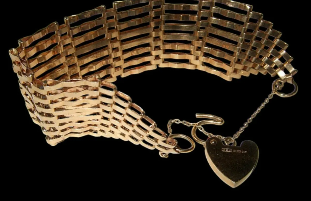 Vintage 9ct Gold Gate/Padlock Bracelet - Image 2