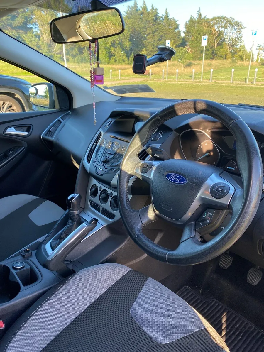 Ford Focus Zetec LOW MILES - Image 3