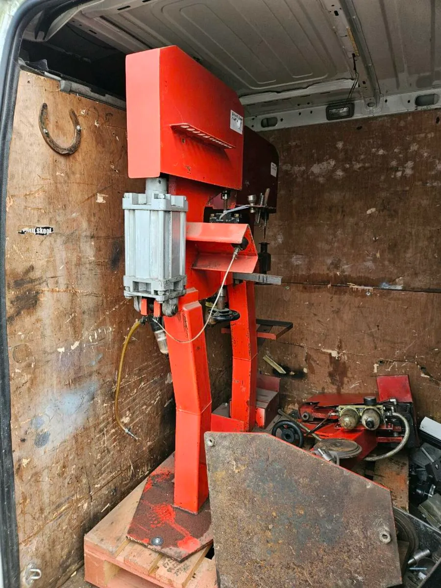 Rivet press - Image 1