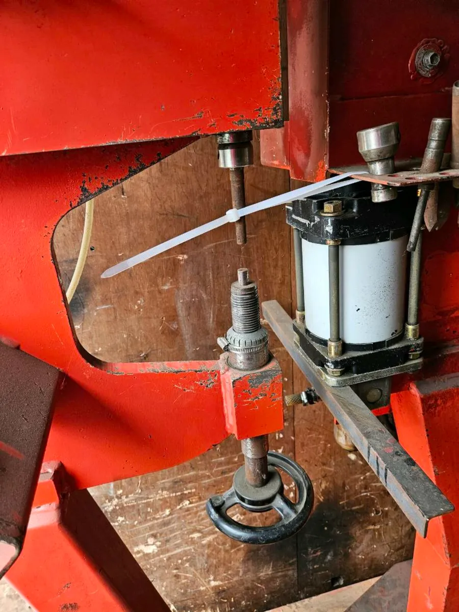 Rivet press - Image 4