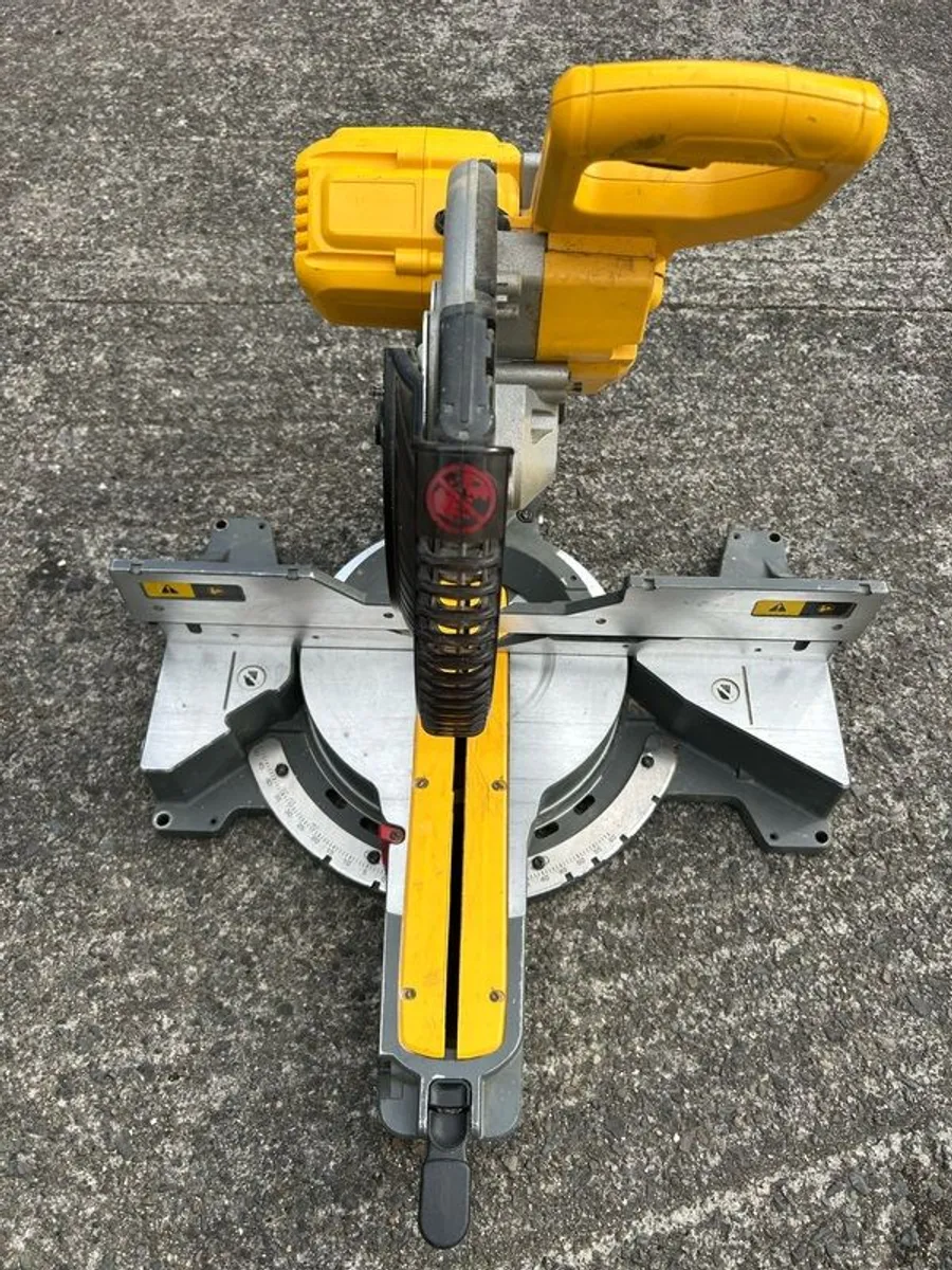 dewalt dhs 780 Flexvolt mitre saw - Image 1