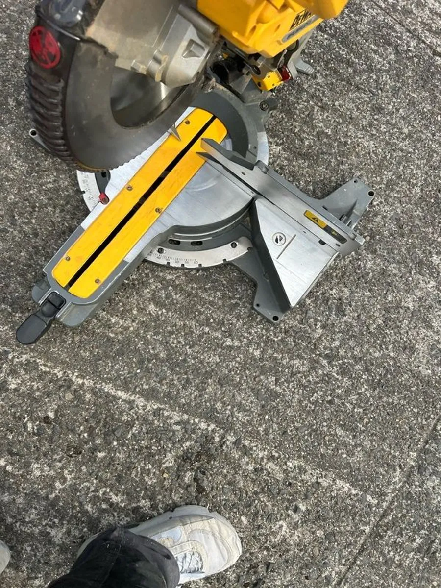dewalt dhs 780 Flexvolt mitre saw - Image 2