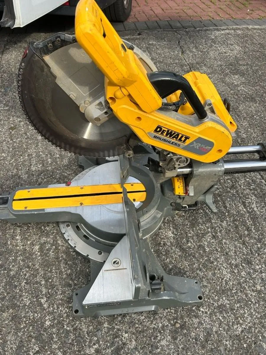 dewalt dhs 780 Flexvolt mitre saw - Image 3