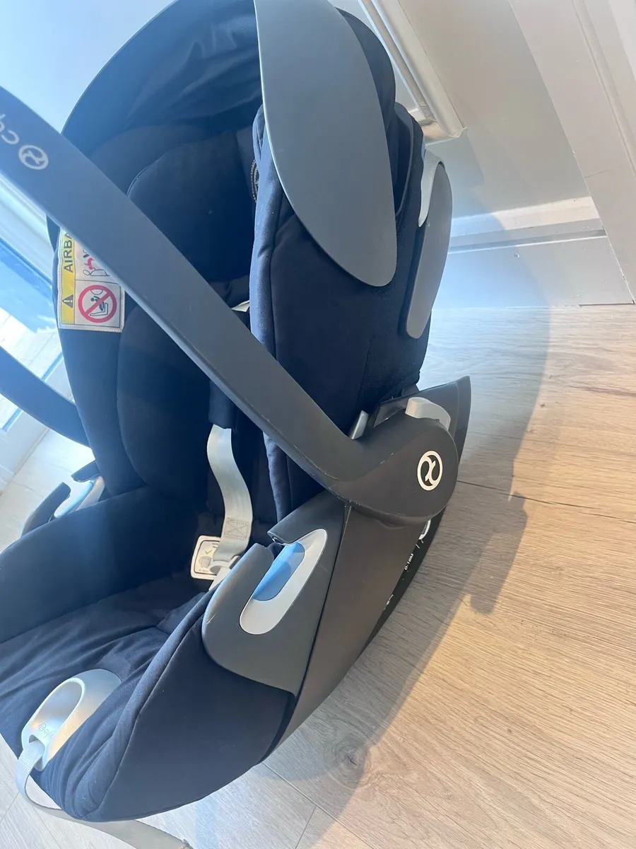 Cybex Car Seat + Isofix bundle - Image 2