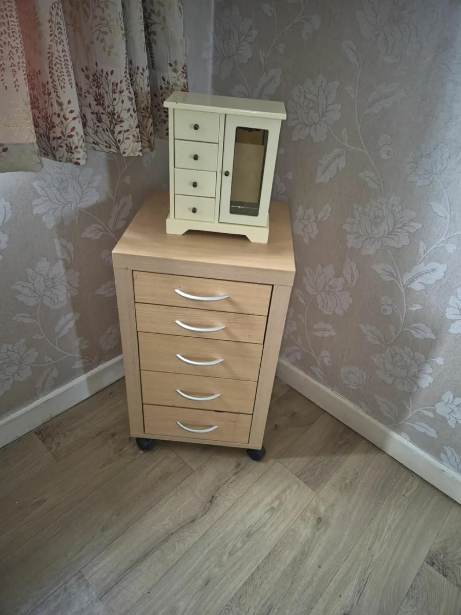 Two beds free, in good condition - Image 3