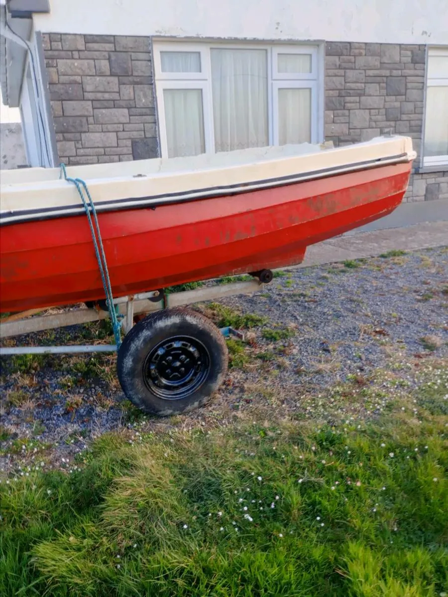 A boat - Image 1