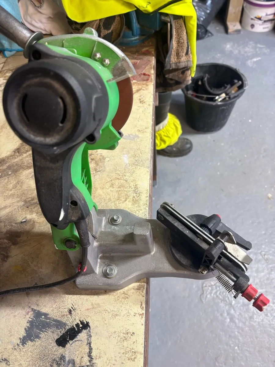 Chainsaw chain sharpener - Image 1