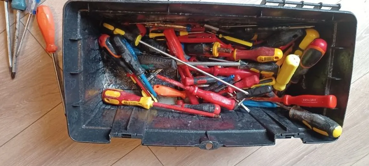 Box of different screws - Image 1