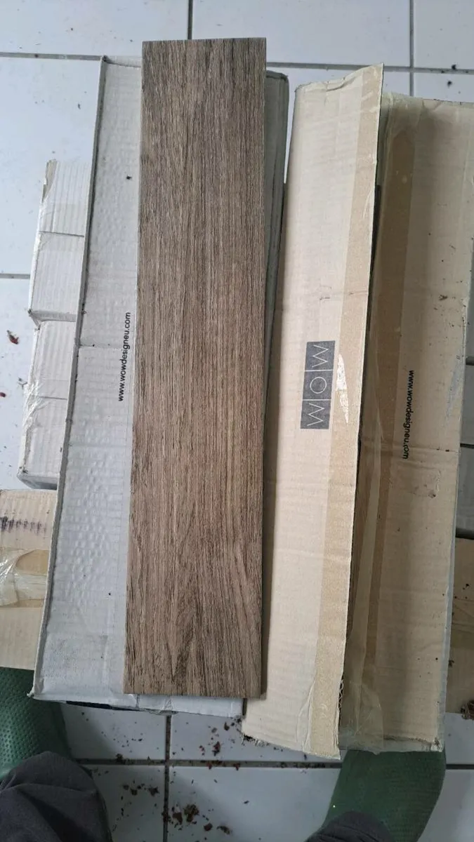 Plank effect ceramic tiles - Image 1