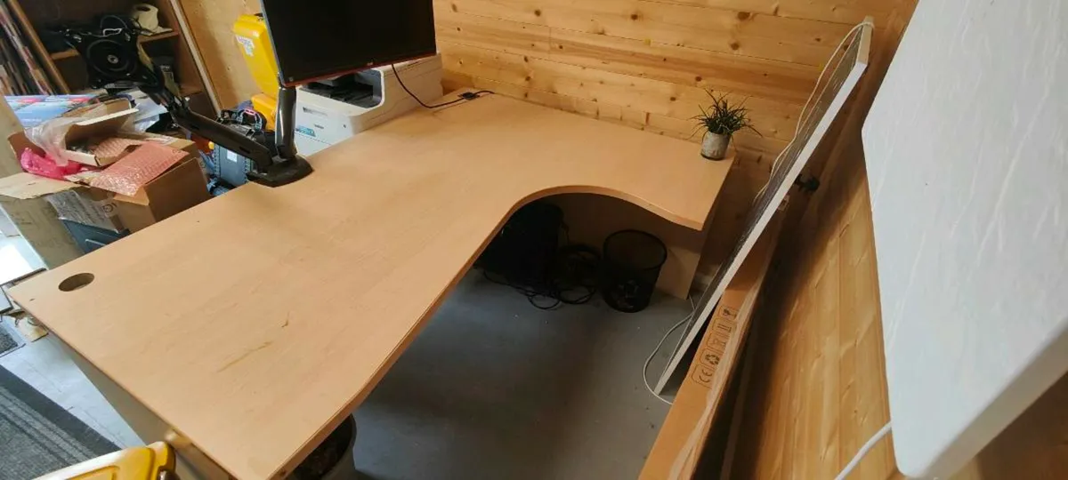 Desk and chairs - Image 1