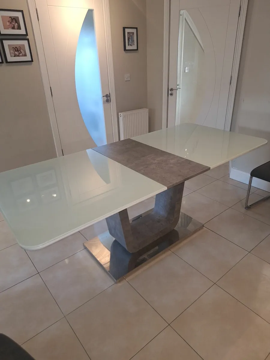 Kitchen table & chairs - Image 3