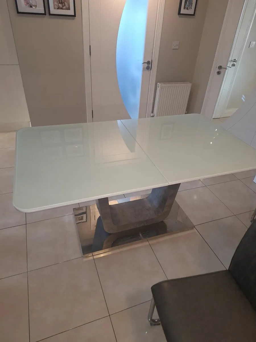 Kitchen table & chairs - Image 4