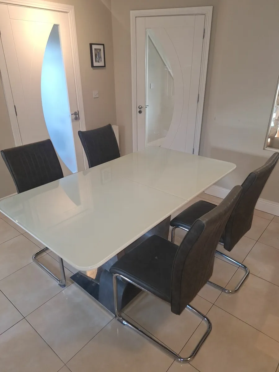 Kitchen table & chairs - Image 1