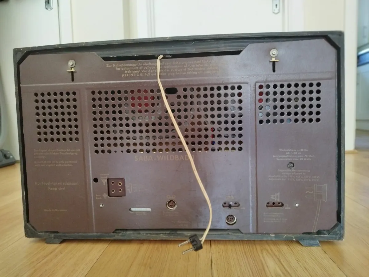 Old Radio - Image 3