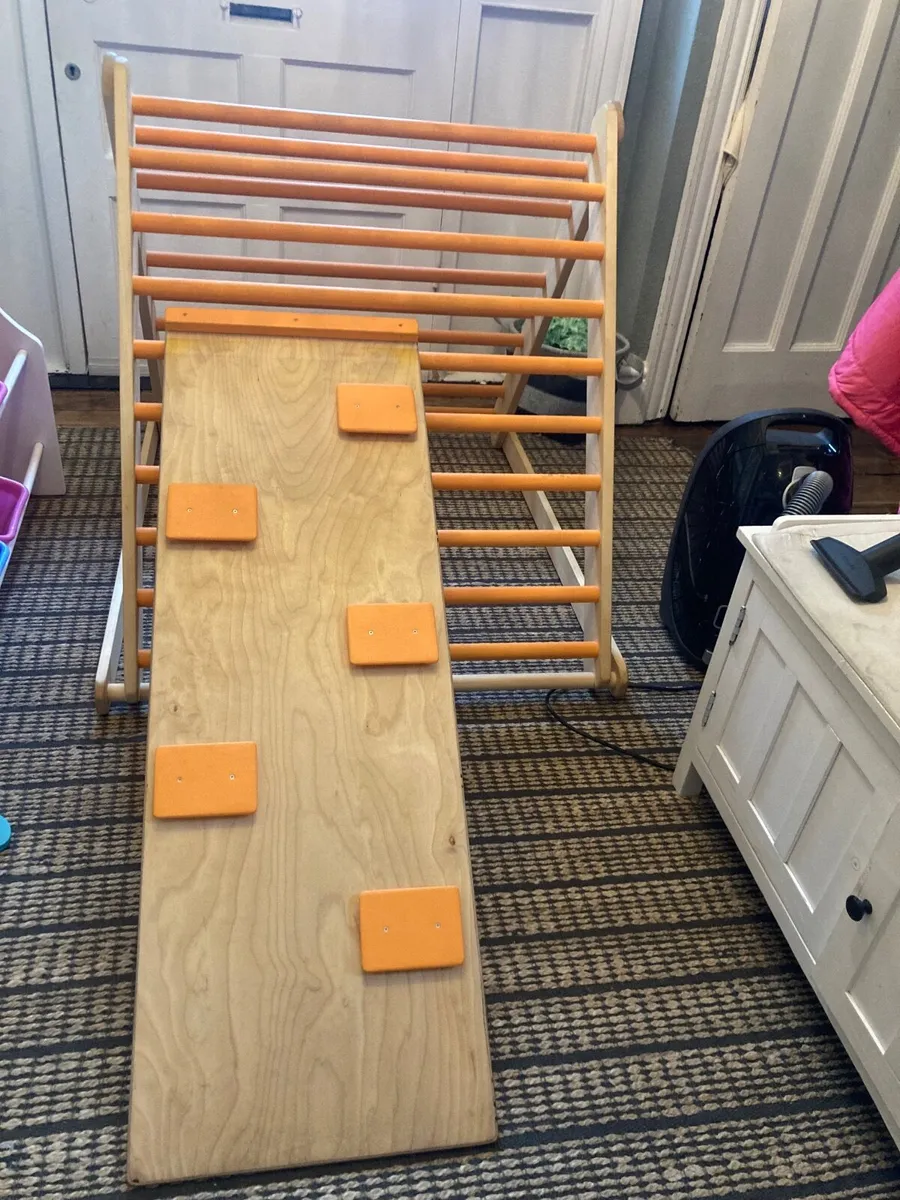 Pillar frame with slide and climb - Image 1