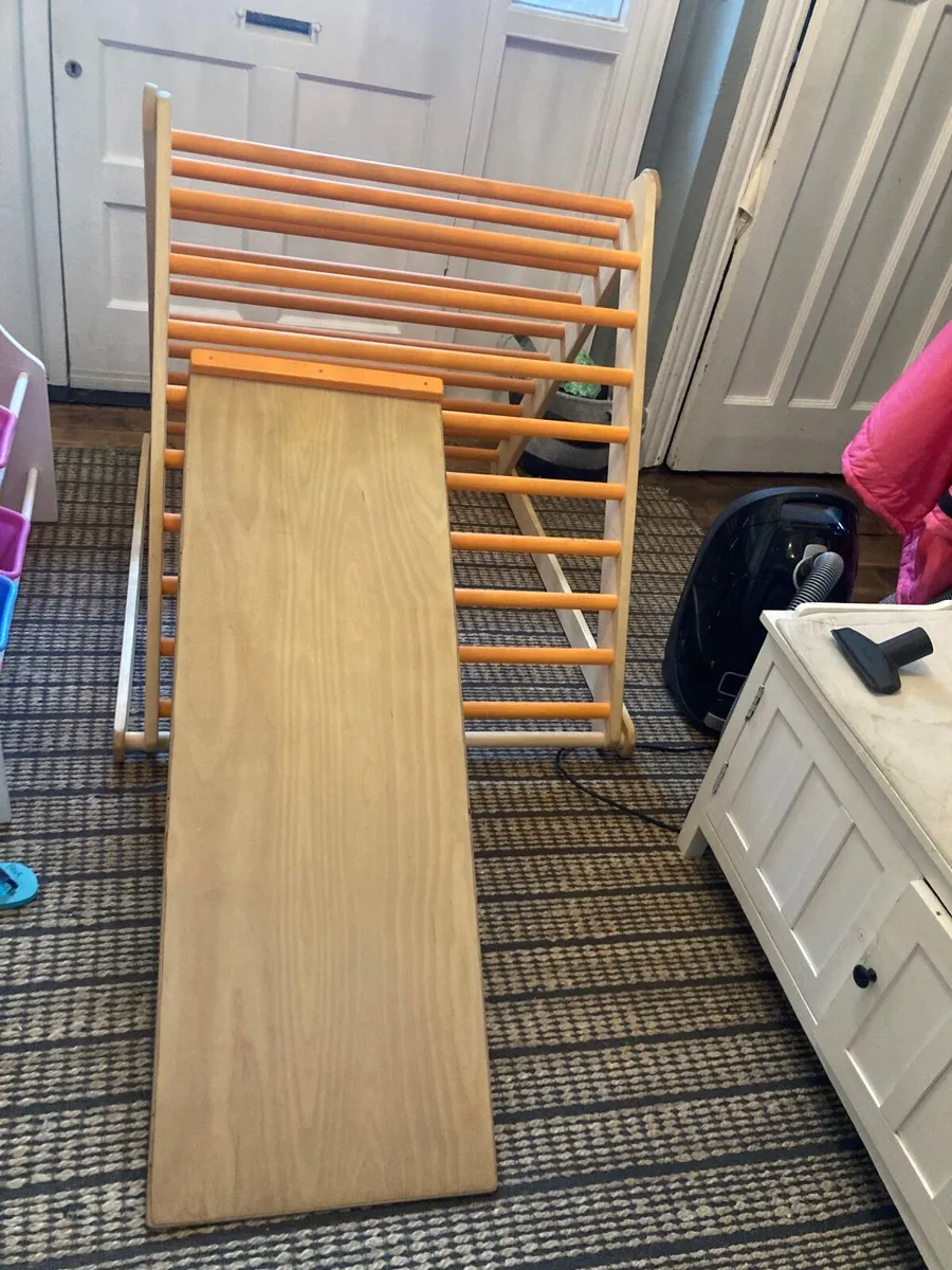 Pillar frame with slide and climb - Image 3