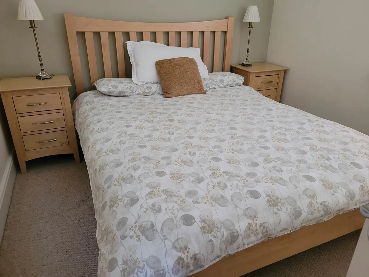 King size (5ft) wooden bed and 2 matching lockers - Image 1