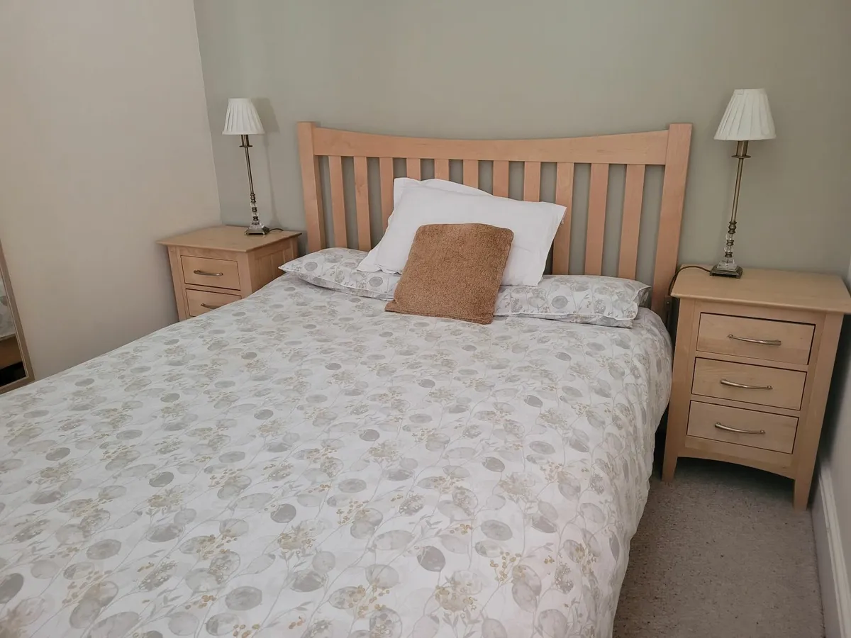 King size (5ft) wooden bed and 2 matching lockers - Image 2