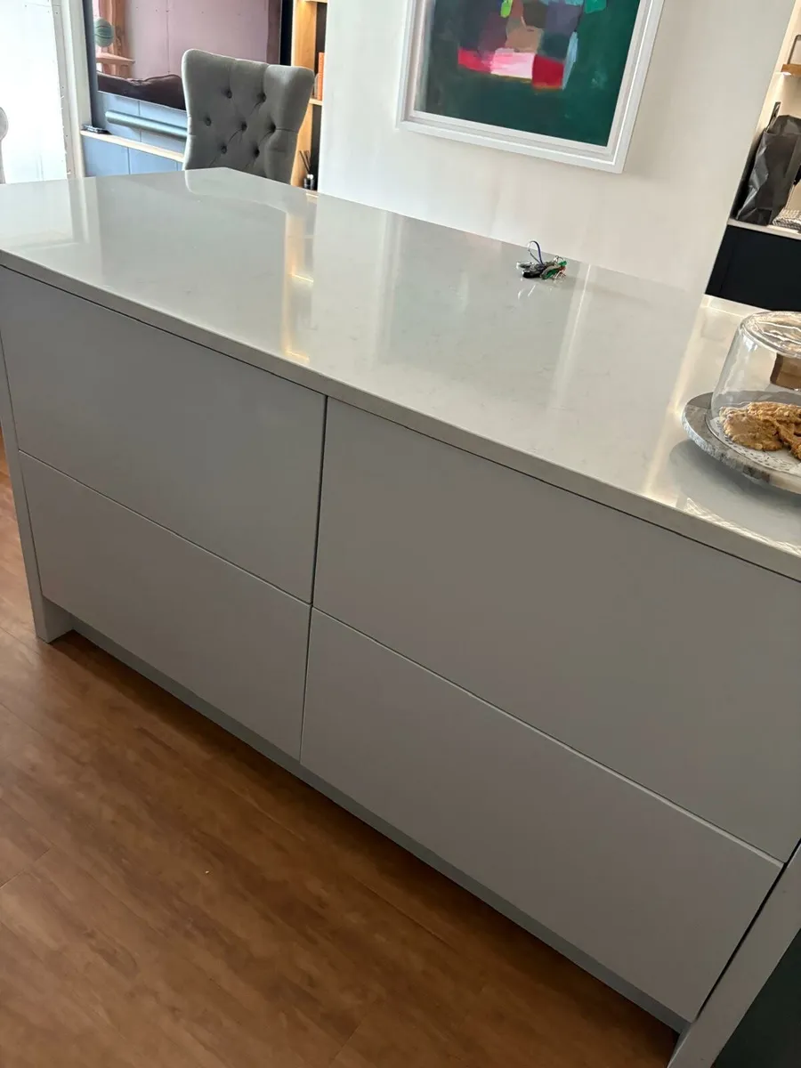 Kitchen island - Image 1