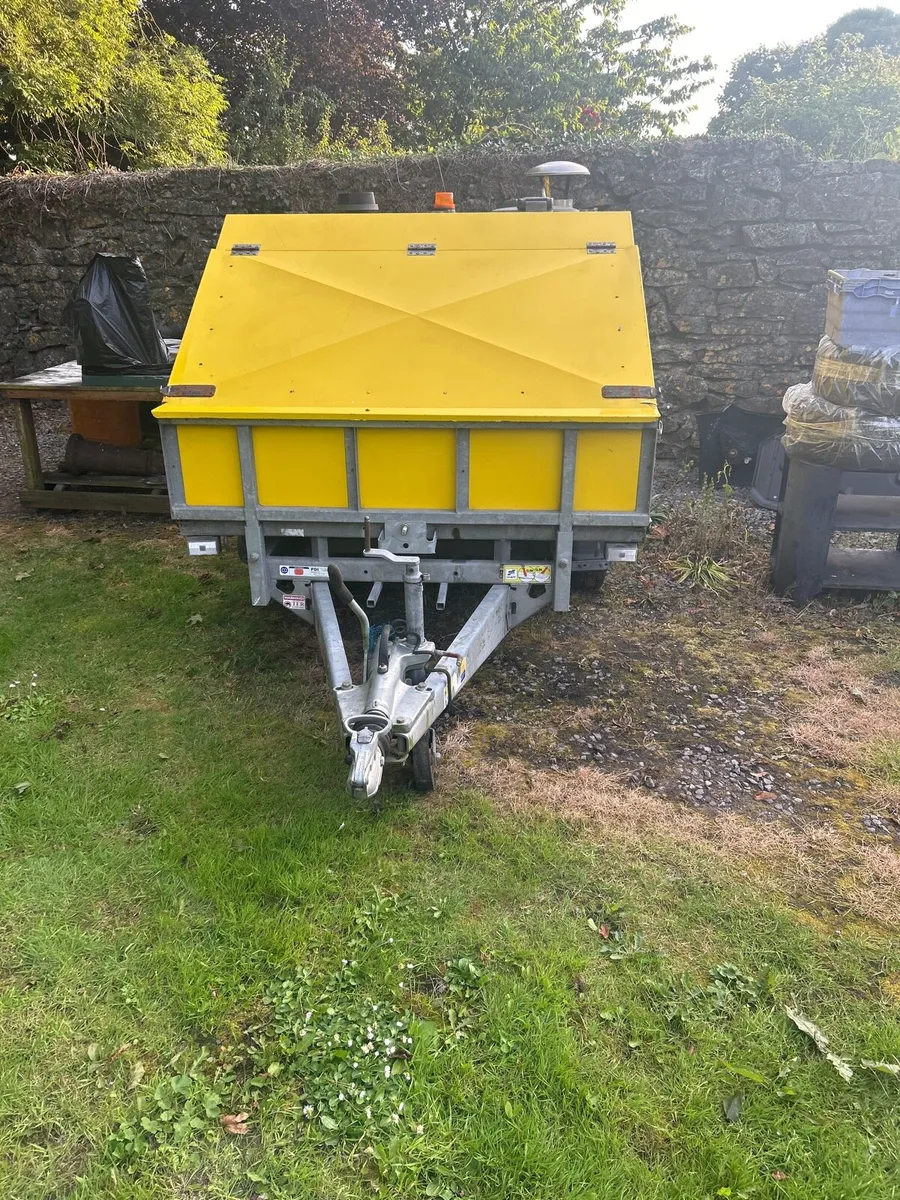 Ivor Williams box trailer in excellent condition - Image 1