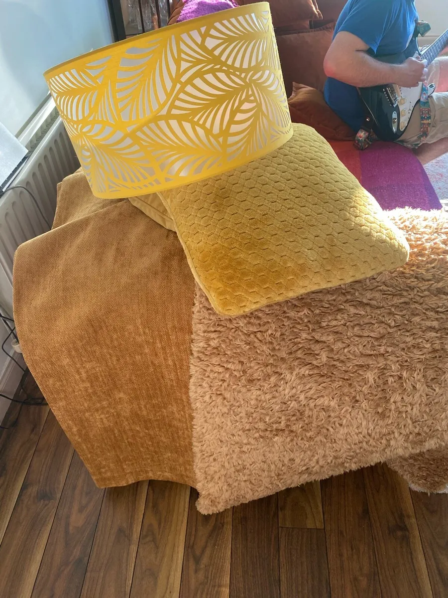 Bedroom furnishings - Image 1