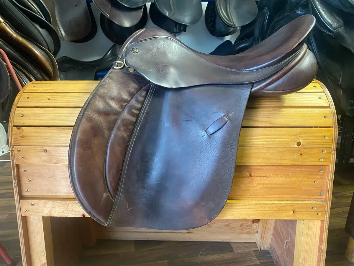 Derby house brown Leather saddle - Image 1