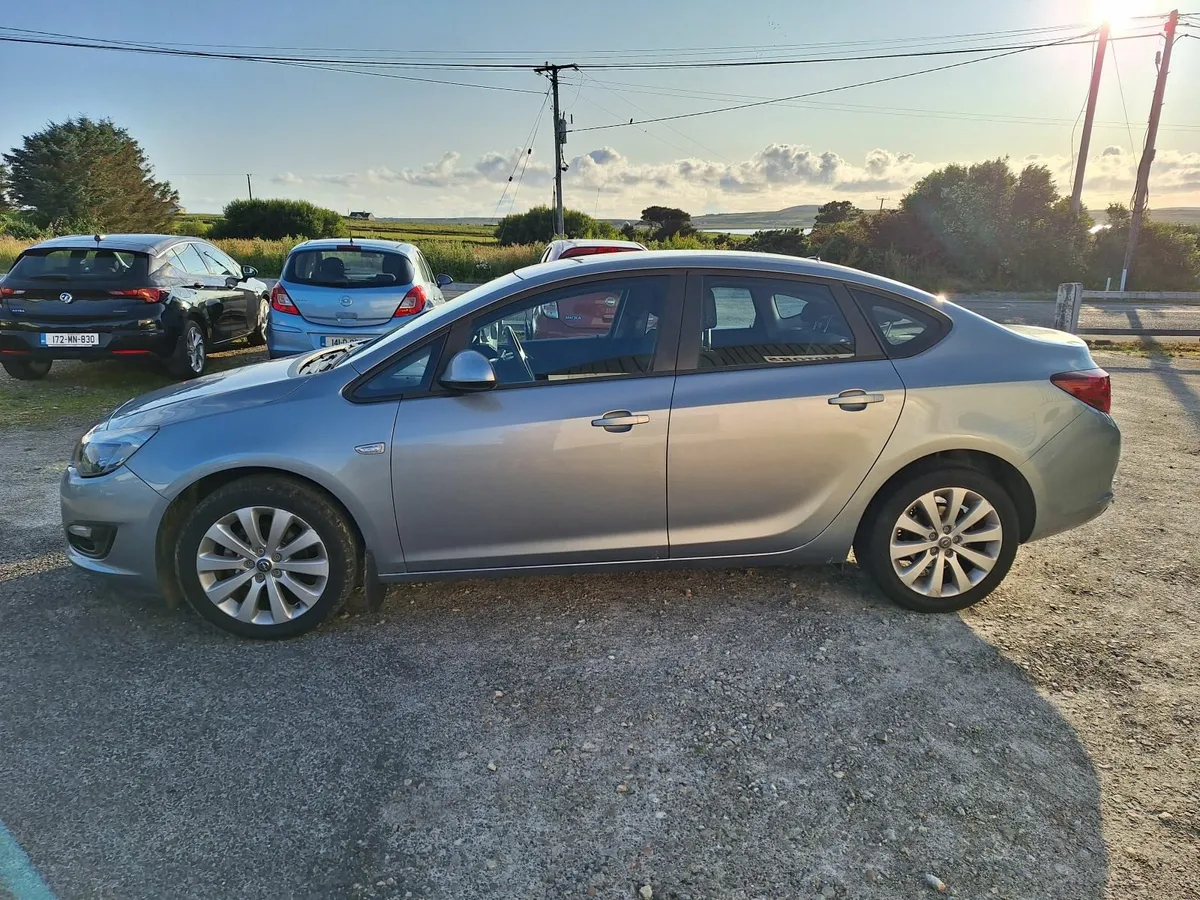 Opel Astra 2014 - Image 2