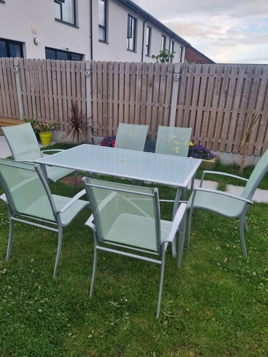 Outdoor table with chairs - Image 1