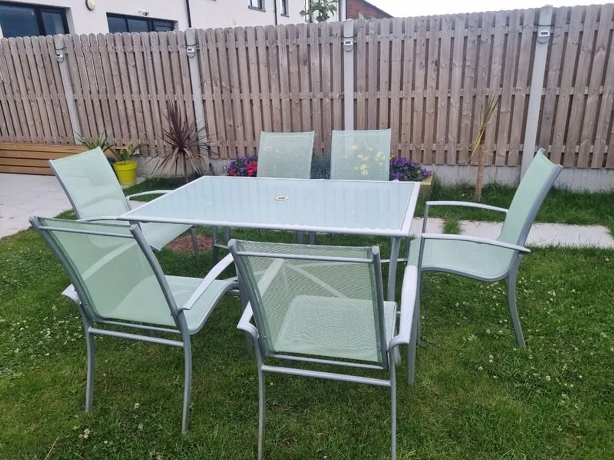 Outdoor table with chairs - Image 2