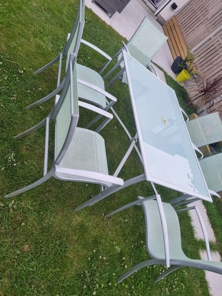 Outdoor table with chairs - Image 3