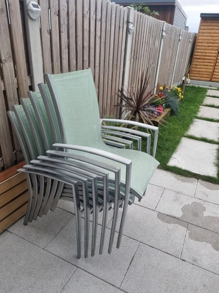 Outdoor table with chairs - Image 4