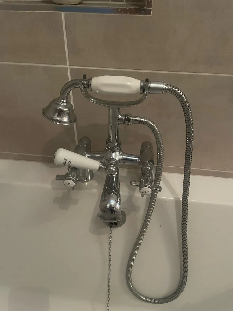 Bath and taps - Image 1