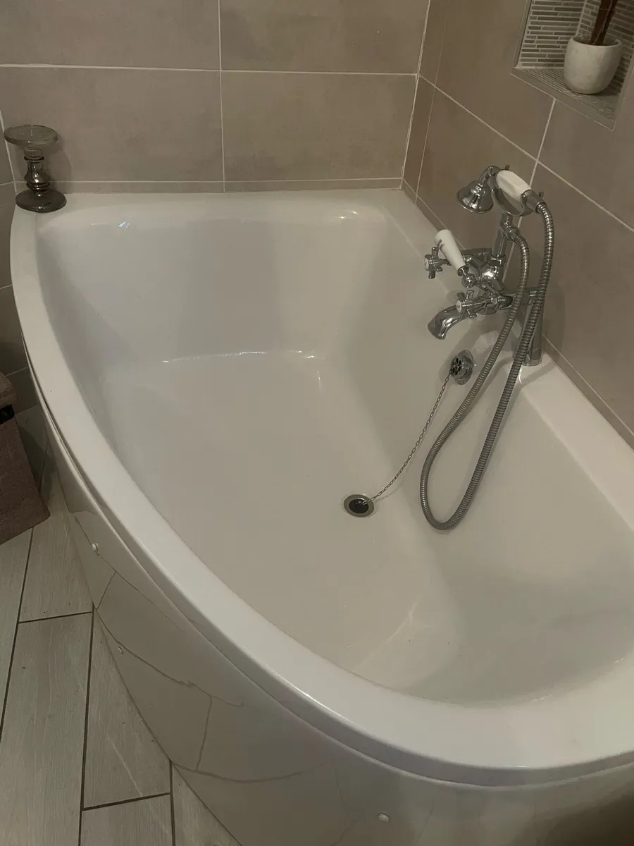 Bath and taps - Image 2